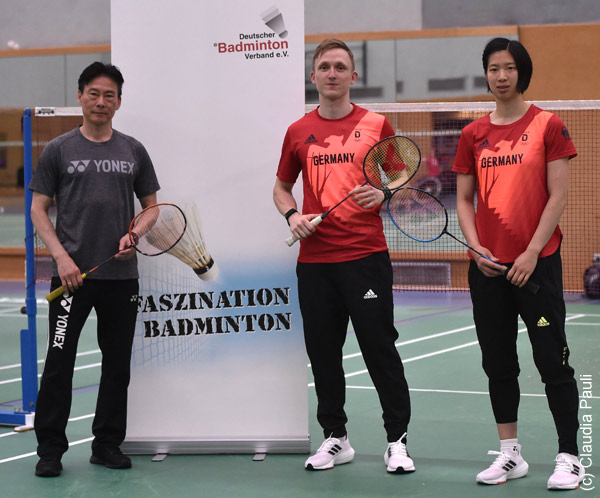 Kai Schäfer (Mitte) und Yvonne Li mit Xu Yan Wang, Bundestrainer Einzel im DBV