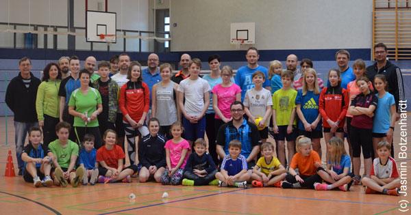 Hier wird ein Foto gezeigt auf dem die Teilnehmer des Familien- und Schnuppertages beim 1. BC Mühlhausen zu sehen sind.