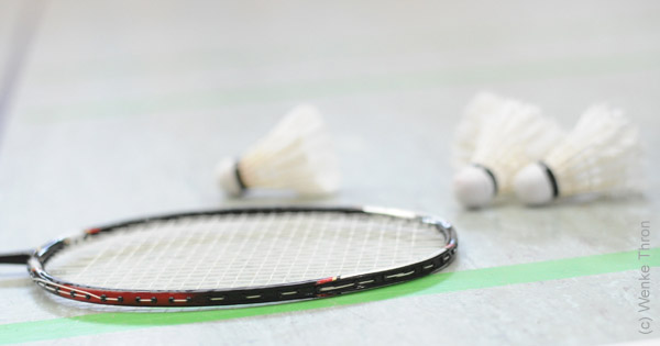 Federbälle und Badmintonschläger