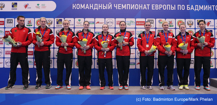 Das deutsche Damenteam bei der Siegerehrung. V.l.: Diemo Ruhnow (Leitender Bundestrainer Doppel/Mixed im DBV), Linda Efler, Luise Heim, Carla Nelte, Lara Käpplein, Johanna Goliszewski, Olga Konon, Fabienne Deprez, Isabel Herttrich, Yvonne Li. Foto: Badminton Europe/Mark Phelan
