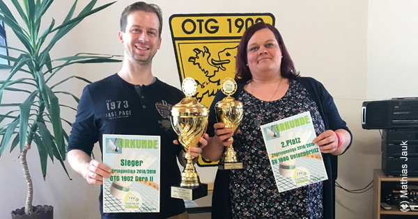 Holger Lange (l.) nahm den Siegerpokal für die 2. Mannschaft der OTG 1902 Gera entgegen, Franziska Schön (r.) den Pokal für den SV 1880 Unterpörlitz.