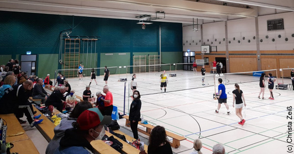 Das Foto zeigt einen Blick in die Sporthalle.